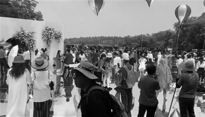 　　▲游客到现场拍的实景照片。受访者供图