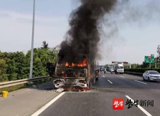 轮胎起火自燃酿险情，交警：轮胎也有“疲劳驾驶”，出门别忘“体检”