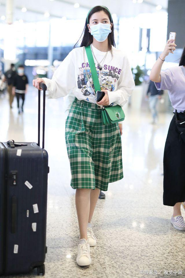 女星宋妍霏亮相机场，从头绿到脚，解锁复古穿搭娇俏时尚