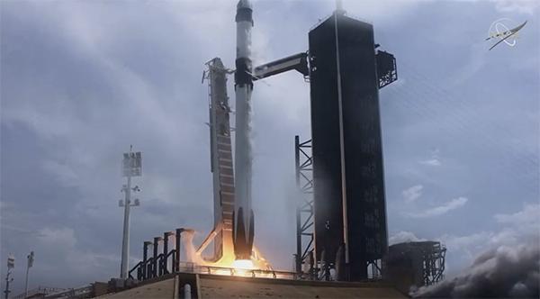 SpaceX发射载人龙飞船 史上首次商业载人航天
