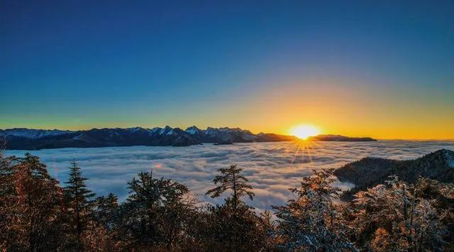 四川版独库公路！成都出发2天往返，邂逅草原野花、雪山云海美景