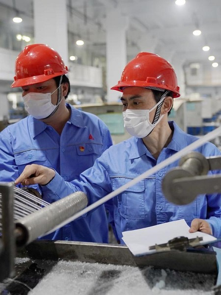 图说：陆军带领团队补上口罩生产链的重要一环。来源/采访对象供图（下同）