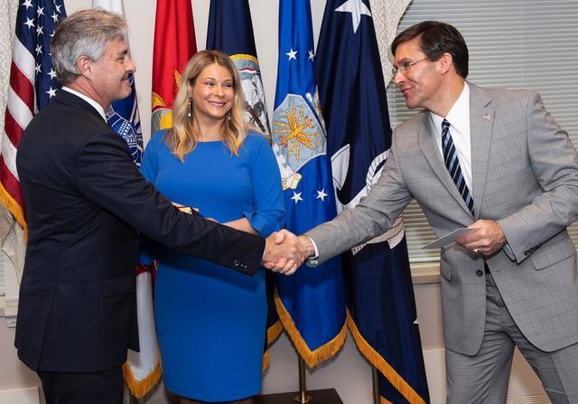 美国第77任海军部长宣誓就职，妻子常伴左右，是他的贤内助