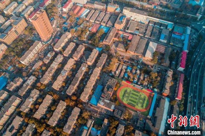 图为棉五社区“棚改”前航拍。 东胜集团提供