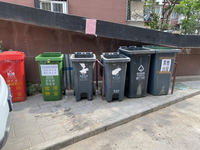 永金里小区15号楼附近垃圾桶站增设了多个垃圾桶。摄 新京报记者 应悦