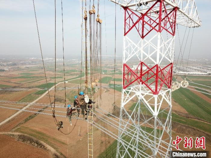 青豫特高压直流工程河南段线路施工现场 刘孟辉 摄
