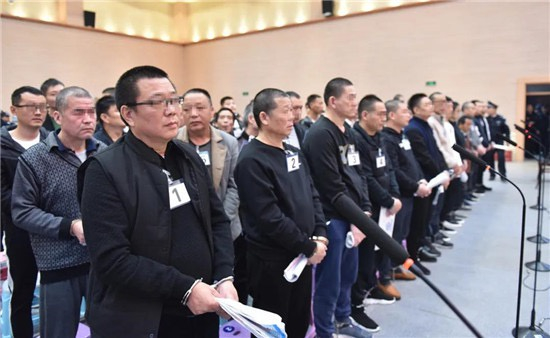 柴长安团伙受审现场。 图片来源于网络