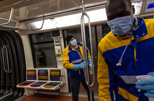 在法国巴黎附近的万塞讷，工作人员为地铁一号线的列车消毒。新华社 图