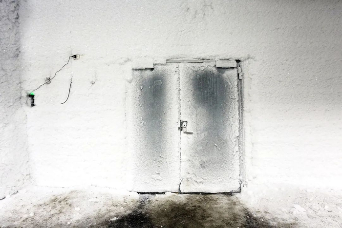 图为被冰覆盖的斯瓦尔巴特全球种子库入口。