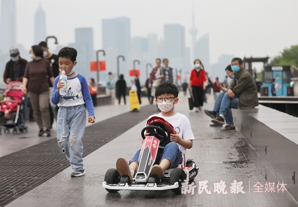 图说：不少市民带着孩子来到杨浦滨江享受春光 新民晚报记者 周馨摄