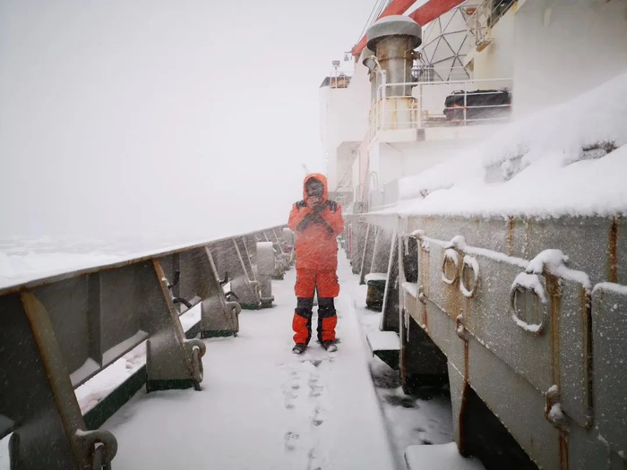  赵羲在雪龙号上遇到大风雪