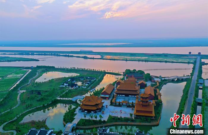 航拍位于鄱阳湖畔的江西余干县忠义文化园全景。　刘占昆 摄