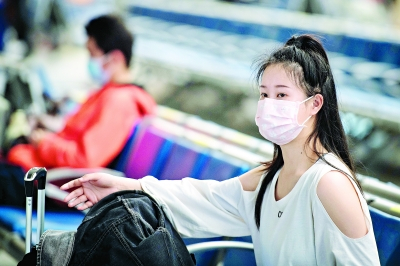  5月2日，汉口火车站候车者间隔而坐，客流有序平稳。长江日报记者任勇&nbsp;通讯员代能跃&nbsp;摄