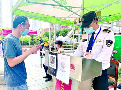 搬家公司人员进入水岸星城社区仍需登记。长江日报记者汪峥&nbsp;摄