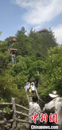 游客在湖北恩施巴人河景区情郎峰游览 向德怀 摄