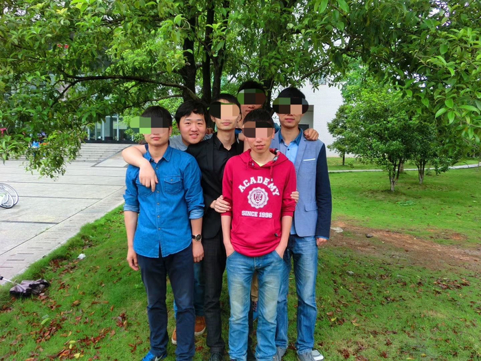 彭银华和大学室友，左二为彭银华。受访者供图