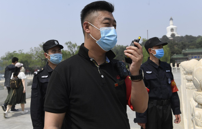 北海公园李毅在公园内巡查，每天都要走上两三万步。新京报记者 吴宁 摄