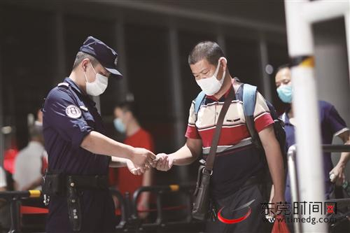 ■昨日，常平公安分局机动中队队员林晨在东莞东火车站值班 记者 郑家雄 摄