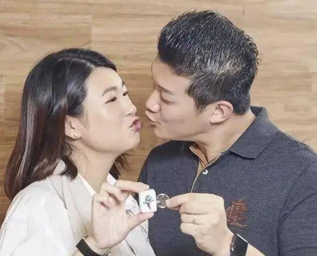 恭喜！TVB绿叶演员宣布再度升级当爸，高龄妻子二胎顺利诞下8磅女婴