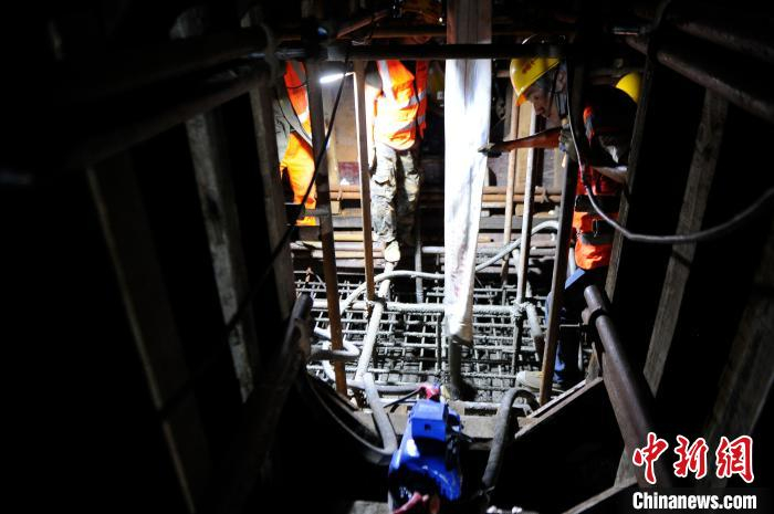 工人在梁体内狭小的空间浇筑。　蒋雪林 摄