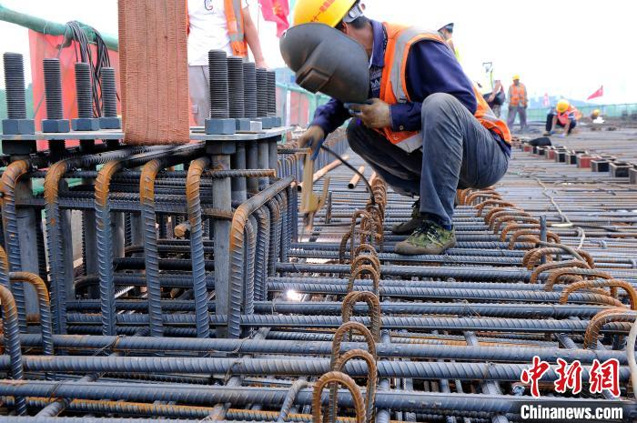 施工现场。　蒋雪林 摄