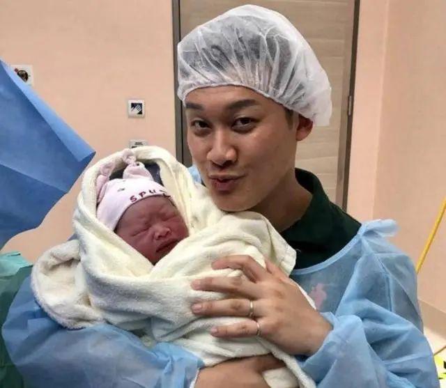 恭喜！TVB绿叶演员宣布再度升级当爸，高龄妻子二胎顺利诞下8磅女婴