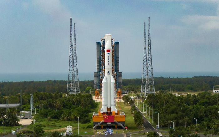 长征五号B火箭转运过程中。邓烨晨 摄