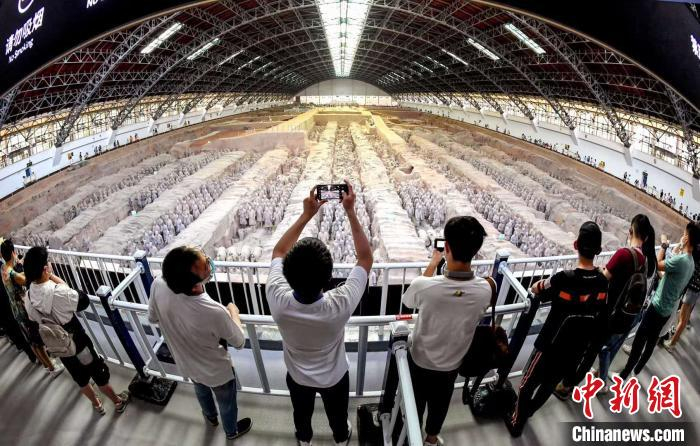 游客参观兵马俑。　张天柱 摄