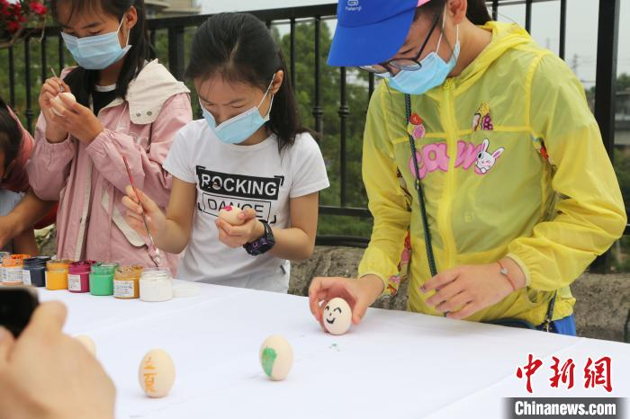 图为小朋友们在鸡蛋上进行彩绘。　杨孝永 摄
