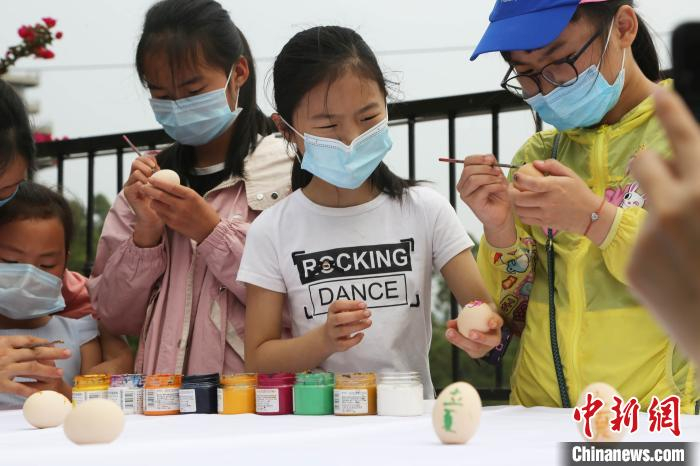图为小朋友们在鸡蛋上进行彩绘。　杨孝永 摄