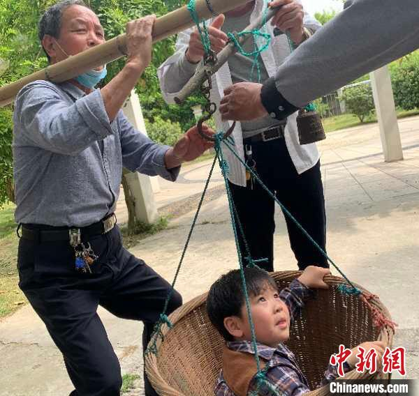 为孩子称重。镇海宣传部供图