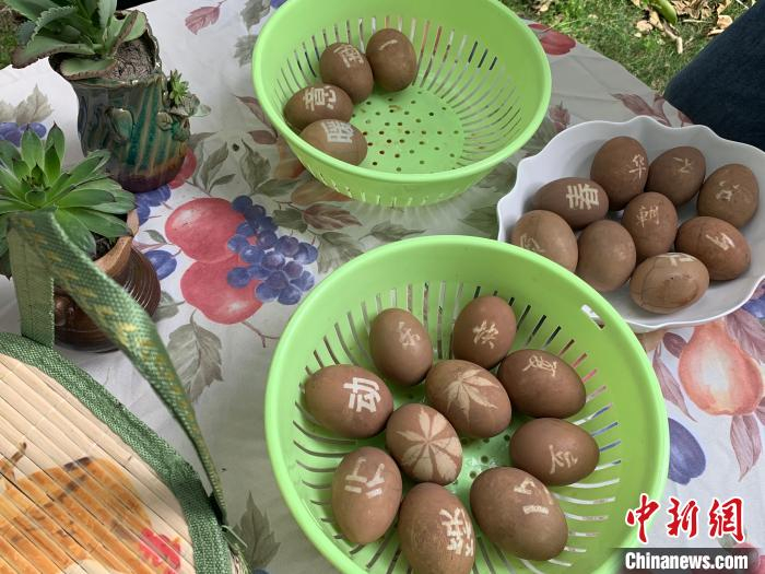 蛋上刻字。镇海宣传部供图