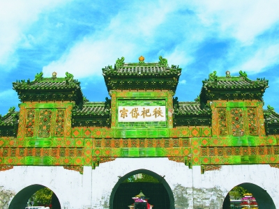     琉璃牌坊仍保留着精美细节。  蒋晨明 摄