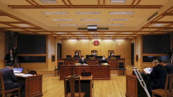 图说：上海市第二中级人民法院在上海市法院首次当庭宣读保证书。施蕾 摄