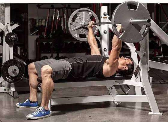 健身房里“举铁”等力量训练可佩戴口罩进行。