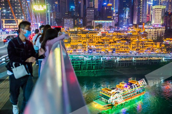 “五一”节期间，游客们来到重庆洪崖洞景区游览。资料图片