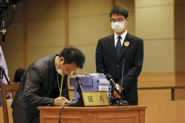 图说：证人签署保证书。施蕾 摄