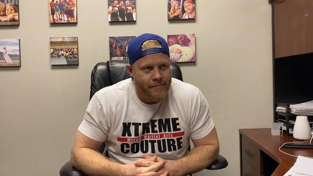 摔角网讯,在前不久的wwe解雇狂潮中,埃里克·罗温(erick rowan)惨遭