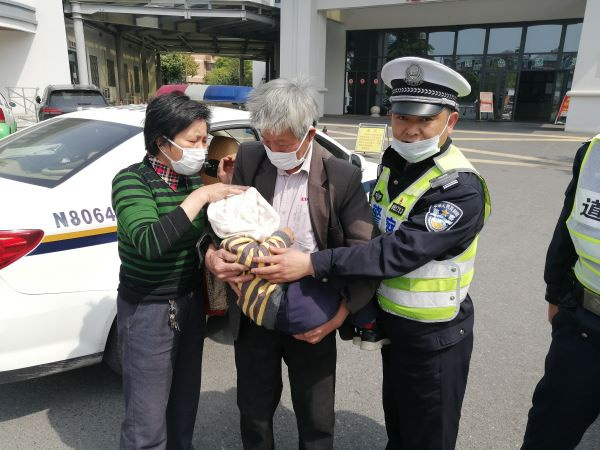 图说：民警将受伤儿童送医 来源/金山公安供图