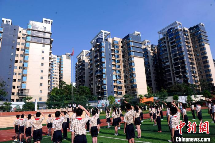 桂雅路小学桂花校区举行升旗仪式。　蒋雪林 摄