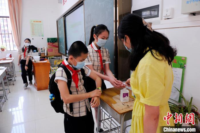 学生进入教室要洗手。　蒋雪林 摄