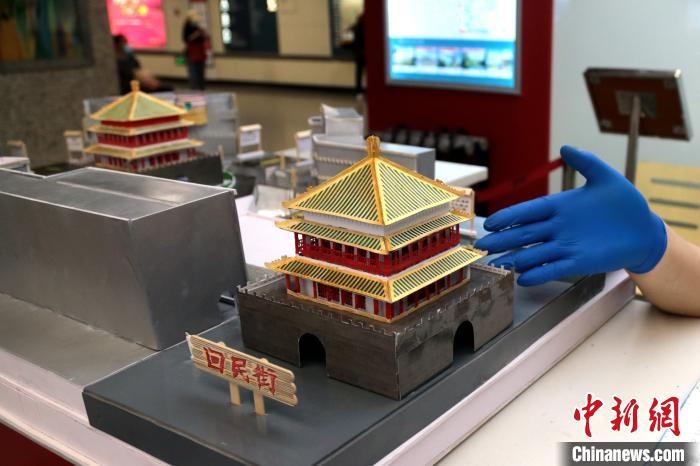 图为模型之上标有地名。　张远 摄