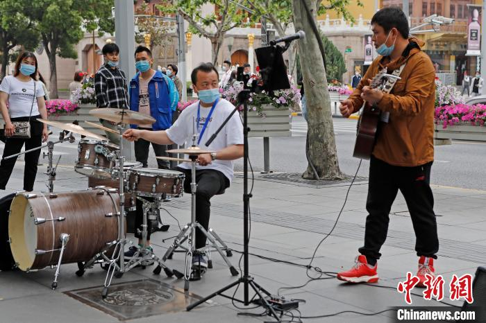 街头艺人正在静安寺商圈表演。　殷立勤 摄
