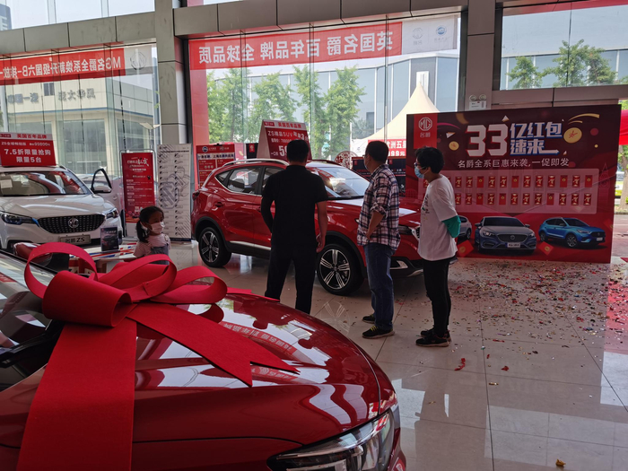 图为唐山市南湖大道附近的汽车园上汽名爵4S店。