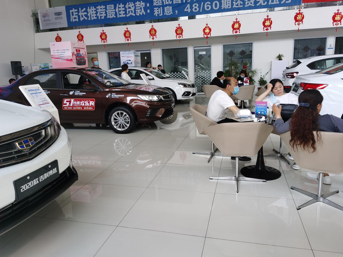 图为唐山市南湖大道附近的汽车园吉利汽车4S店。