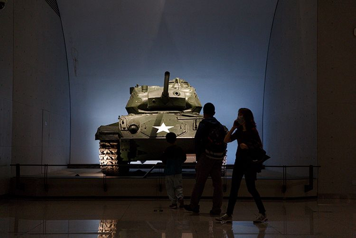  观众参观美国造M24霞飞轻型坦克。