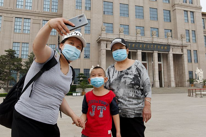  军事博物馆今日恢复开放，观众合影。