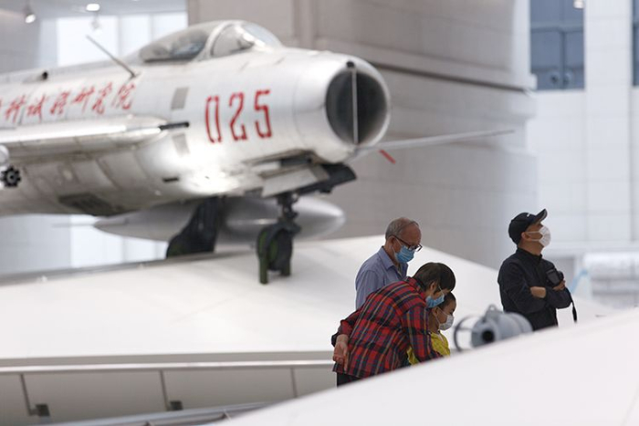  观众在一层展区参观。