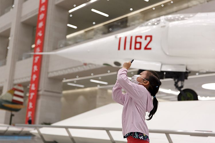  小朋友在展厅参观。