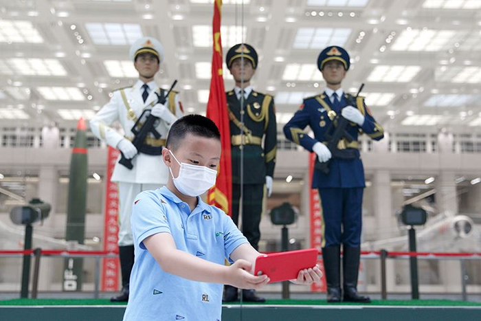  小朋友与“兵哥哥”合影。